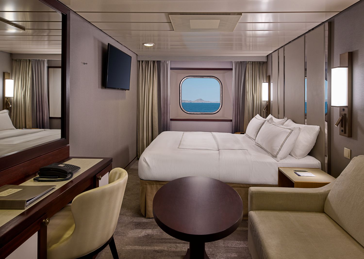 Каюта с окном "Oceanview Stateroom"