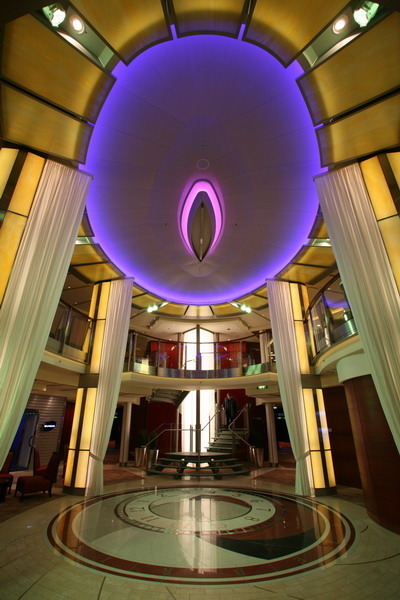 Круизный лайнер Celebrity Silhouette - Лобби (A lobby on deck)
