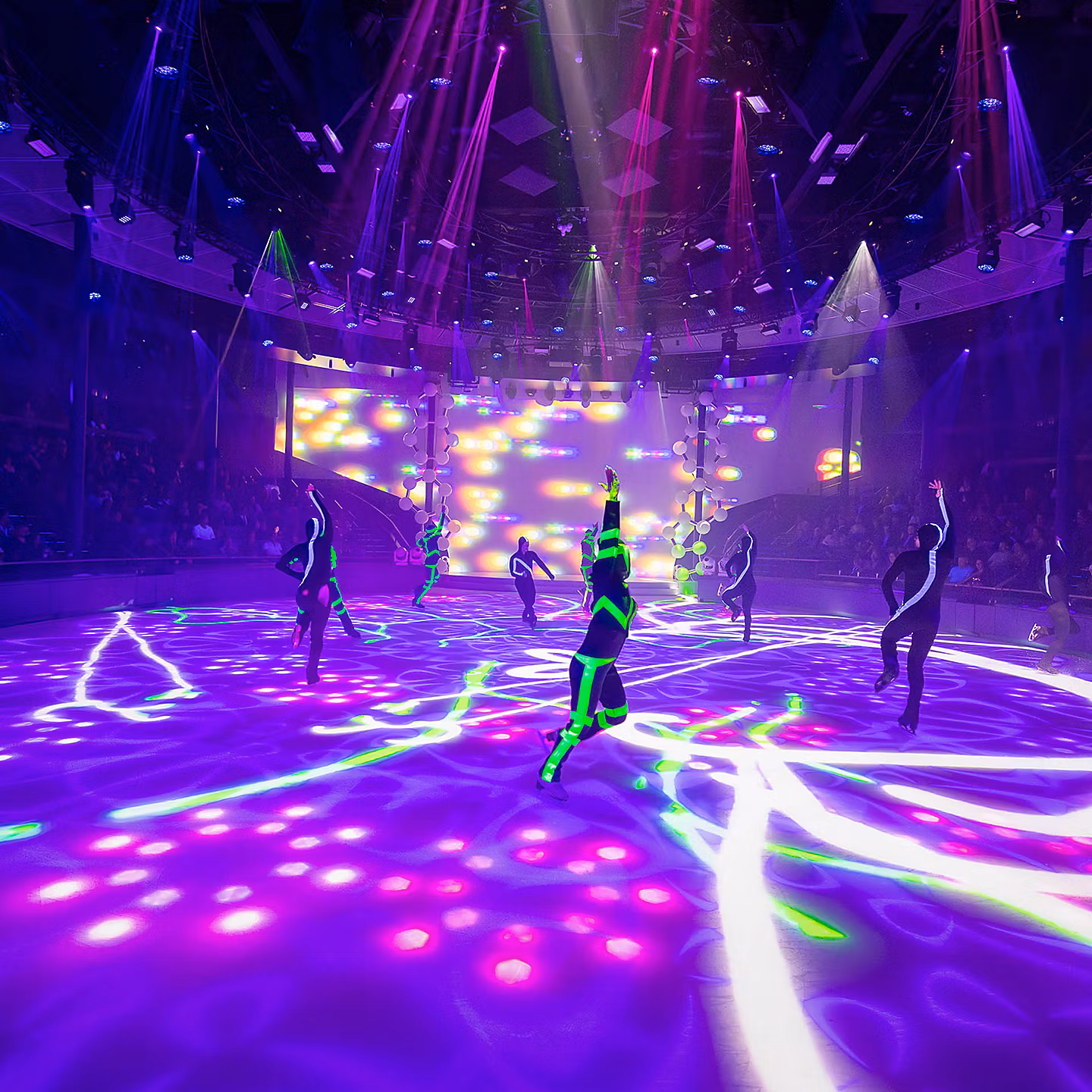 Круизный лайнер Legend of the Seas - icon-of-the-seas-absolute-zero-ice-performance-skating-entertainment