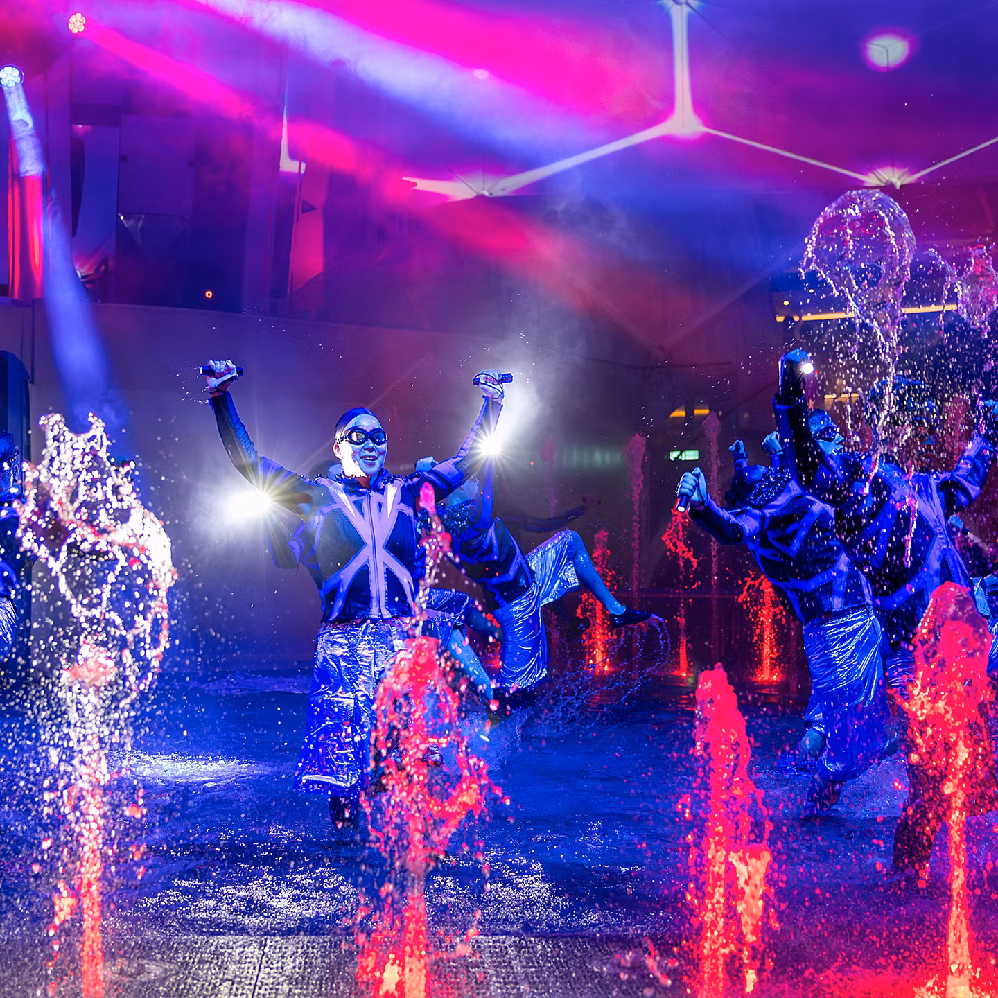 Круизный лайнер Legend of the Seas - icon-of-the-seas-aqua-action-aquadome-show-performers-splashing