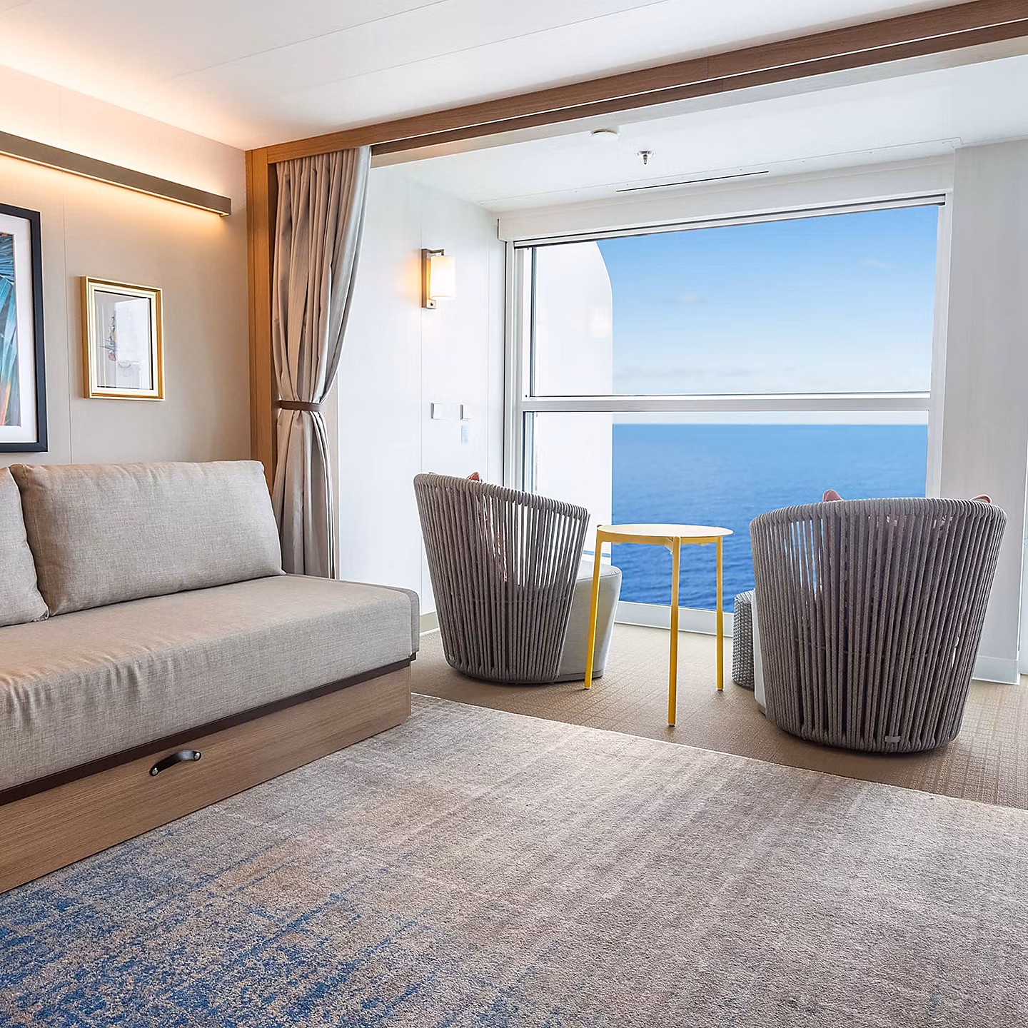 Круизный лайнер Legend of the Seas - icon-of-the-seas-spacious-infinite-ocean-view-balcony-accessible-balcony-couch