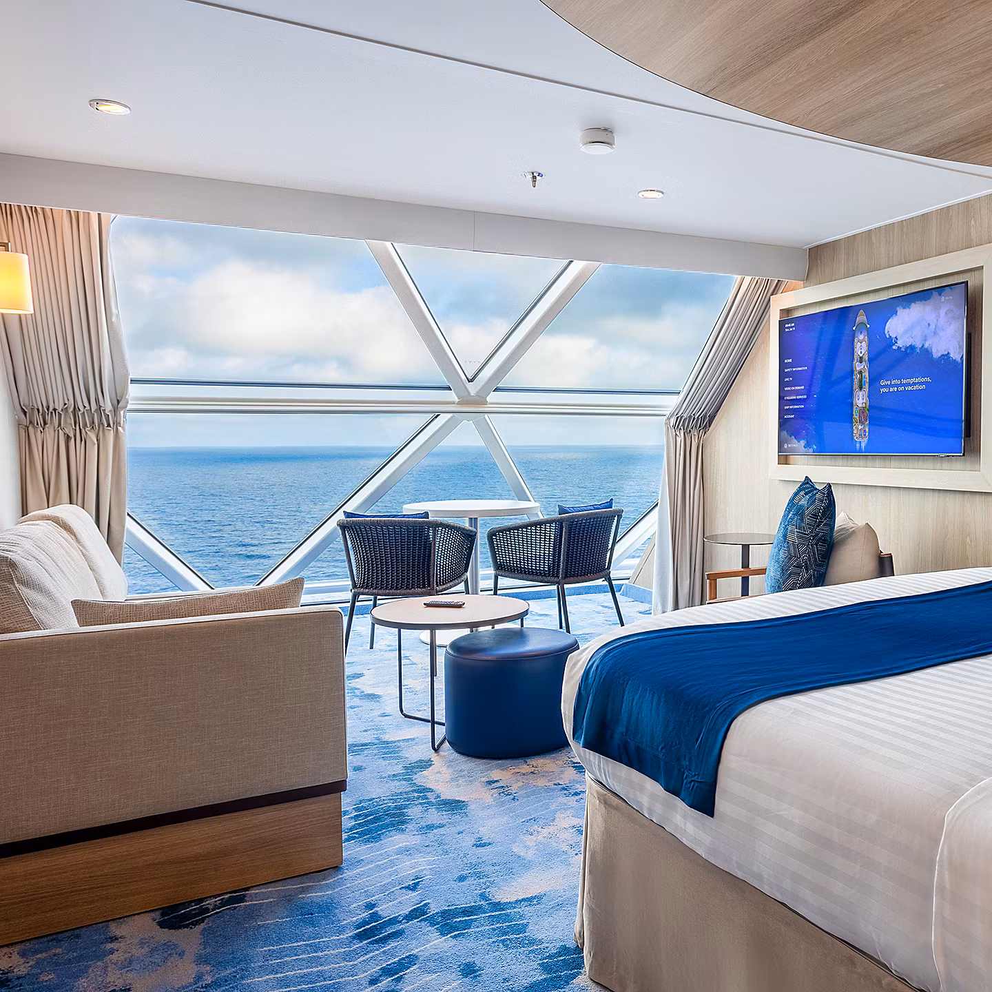 Круизный лайнер Legend of the Seas - ocean-view-panoramic-suite-no-balcony-1440x1440px